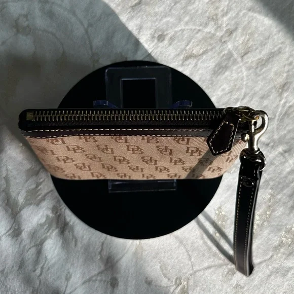 NWOT Dooney & Bourke Monogram Canvas Wristlet detachable strap New! - Picture 5 of 10